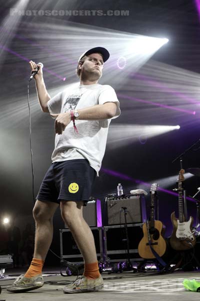 MAC DEMARCO - 2019-07-06 - HEROUVILLE SAINT CLAIR - Chateau de Beauregard - Scene John - 